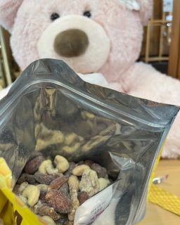 見せびらかして食べるけどね、
まぁ店長胃袋ワタやけん、
ごめんけどね、
これ美味しいよーーー!!!!
#百姓百品 で売ってる、
#コストコフェア のハニーバターナッツ!みたいな名前のやつ😋
これはね、、、
食べ出したら止まらんよ。
みんな鼻血出さんように食べてね🥰
#百姓百品
#胃袋ワタ店長
#スタッフが目の前で美味しいもの食べてますけど
#でやすぞ