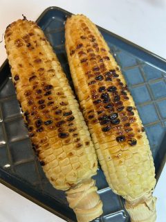ー
朝霧コーン、みんなのお料理画像だよ🌽✨
どれも美味しそう〜!
写真①② 「焼きとうもろこし🌽」
茹でる→醤油塗る→グリルで焼く
写真③「とうもろこしのかき揚げ」
主婦の味方リュウジさんのレシピ「リュウジ とうもろこし かき揚げ」で検索してね🔍
写真④⑤「とうもろこしのコンソメスープ」
適当にお水に固形コンソメ入れて、コーンの芯と実を入れてぐつぐつ
芯から出汁がたっぷり☺️
シンプルに焼いても、スープにしても最高でした✨
他にもおすすめの食べ方があったら教えてね💛
#朝霧コーン #雪の妖精 #ノムランド #甘いとうもろこし #農家ごはん #夏の味覚 #とうもろこし好き