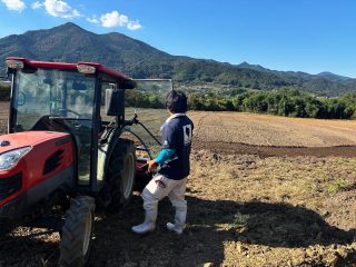 そろそろニンニクの定植シーズンがスタート🧄✨
今日は耕作放棄地だった場所に植えられるように、
トラクターでしっかり混ぜ混ぜ中です🚜💨
少しずつ畑がよみがえっていくのを見るのが嬉しい🌿
ここからおいしい朝霧にんにくが育ちますように🤍🌱
#ノムランド #朝霧にんにく #にんにく栽培 #耕作放棄地再生 #農業女子 #農ある暮らし #畑のある暮らし #農業ライフ #えひめ農業 #愛媛の恵み #中山間地域から #farmerslife #localfood #農家の日常 #秋の畑仕事 #にんにく好き #トラクター日和 #サステナブルな農業 #野菜づくり #農業っていいね #南予発信