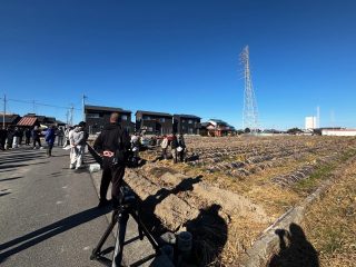 先週に引き続き、ノムランドフルメンバーで、
東予へGOGO🚗✨
視察と、里芋の収穫実演会に行ってきました!
実は…コロナ禍以降、なかなか視察に行けていなくて、
その頃に入社したメンバーにとっては 今回が初めての視察 🙌✨
県内でも特に東予の農家さん訪問は、ほぼほぼお初!
栽培品目や機械も見て使用感も聞けて良かった✨
いろんな作物に挑戦し続ける姿勢に触れて、学びがたくさんでした🌱🔥
学んだことは、しっかりノムランドの畑に持ち帰って活かしていきます💪😊
東予のみなさま、本当にありがとうございました!🙏✨
#ノムランド #視察 #東予 #里芋 #収穫実演会 #学びの旅 #農業 #挑戦 #チームノムランド #ノムランダー #現場が一番の教科書