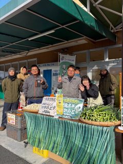 ☀️
今日はいよいよ…‼️
ノムランド総出でコープ束本さんの創業祭へ🚚💨
ネギ&にんにくのつかみ取り、
たくさんの方にご参加いただきました〜🙌💚
束本店周辺のママたちは
今晩、ねぎ焼きを作っていることでしょう・・・🤭(笑)
みんなで店頭に立つのは初めての試みだったけど、
“これ、めっちゃいい✨”ってなった日☺️
イベント後は、お取引先さまのお好み焼き屋さんでランチ🍽️
朝霧ネギが主役級にキレイで感動…🥺💚
さらに、スーパー日東さんにも🥰✨
自分たちのネギが並んでいるってやっぱり嬉しいね👍✨
今日も最高の1日でした🌈
#ノムランド #朝霧ネギ #にんにく #イベント出店 #創業祭 #つかみ取り #愛媛グルメ #農家の挑戦 #地域とともに