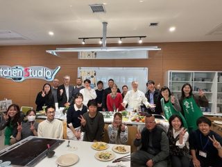 ✨✨

【落合シェフ × 県内生産者 意見交換会】

なんと記念すべき第一回の、
落合シェフと（株）TATSUMI様との意見交換会に参加させていただきました。

その場で作ってくださったお料理に
なんと #朝霧ネギ を使っていただき…！

さらにネギパウダーも
「なにこれ！いいね！」と嬉しいお言葉をいただきました✨

プロの料理人の視点から直接お話を伺える貴重な時間。
改めて、素材の可能性と磨き方を考えさせられました。

そして何より、県内で本気で頑張っておられる生産者の皆さんとお会いできたことも大きな刺激に。

愛媛から、もっと面白い農業を。
もっと誇れる農産物を。

良い機会をありがとうございました✨

⸻

#落合シェフ
#TATSUMI
#愛媛県
#愛媛農業