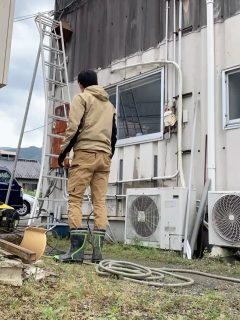 🧹

ずっと気になっていた、長年の壁の汚れ💦💦

職員が一生懸命、高圧洗浄機で落としてくれました✨

みるみるうちに本来の色が見えてきて、
見ているこちらも心が洗われるようです🌸

「5S1S」を掲げてから、
自分たちの手で職場を整える文化が少しずつ、
でも確実に根付いてきているのを感じます😊

忙しい作業の合間に、
自ら動いてくれるスタッフには本当に感謝しかありません🙏

環境が整えば、仕事の質も、動きやすさもどんどん良くなるはず😊

新しくなった壁とともに、ノムランドもさらに前へ進んでいきます！

#ノムランド #農業 #5S1S #環境整備 #感謝 西予市 野村町 変化を楽しむ